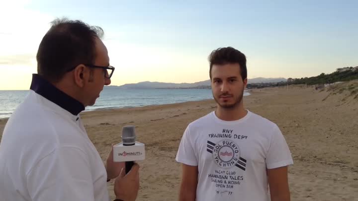 Giovani ripuliscono la spiaggia di Cannatello, ma non basta