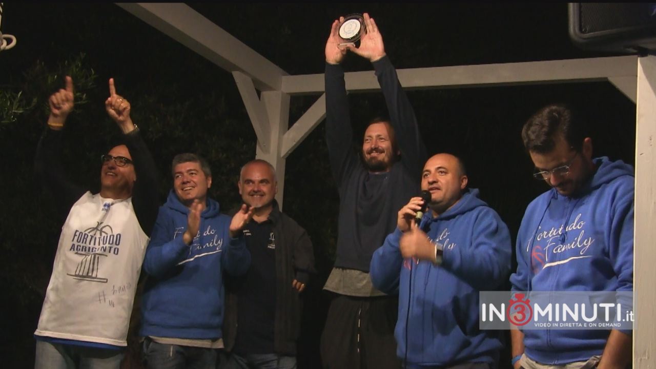 Gran Galà #FortitudoFamily “Basket per il Sociale”: Cristian Mayer e Franco Ciani  ritirano il premio dalle mani del bravo presentatore Pippo…ops, Giuseppe Grimaldi