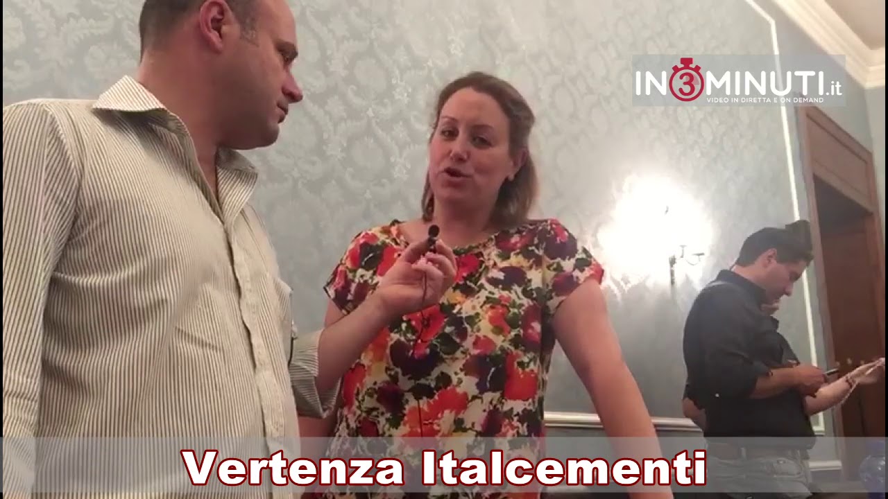 11 giugno, vertenza Italcementi, Azzurra Cancelleri al microfono di Danilo Verruso