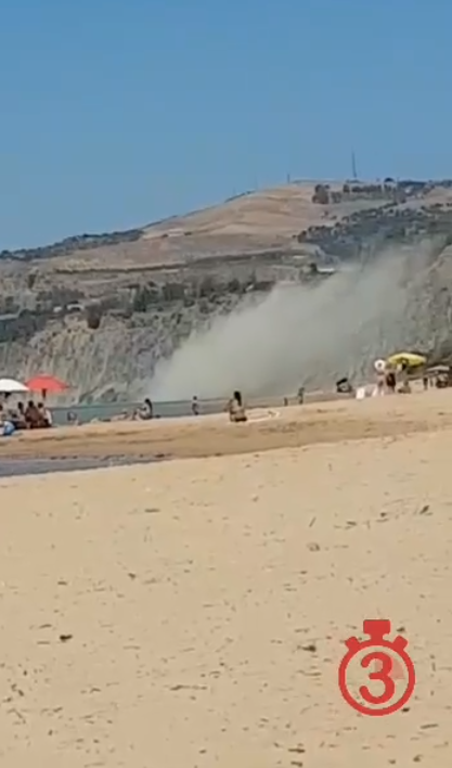 spiaggia di Maddalusa, crolla una parte della parete argillosa   📹 video ricevuto