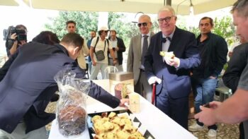 Presentato stamani il panettone Diodoros, realizzato con prodotti coltivati nella Valle dei Templi