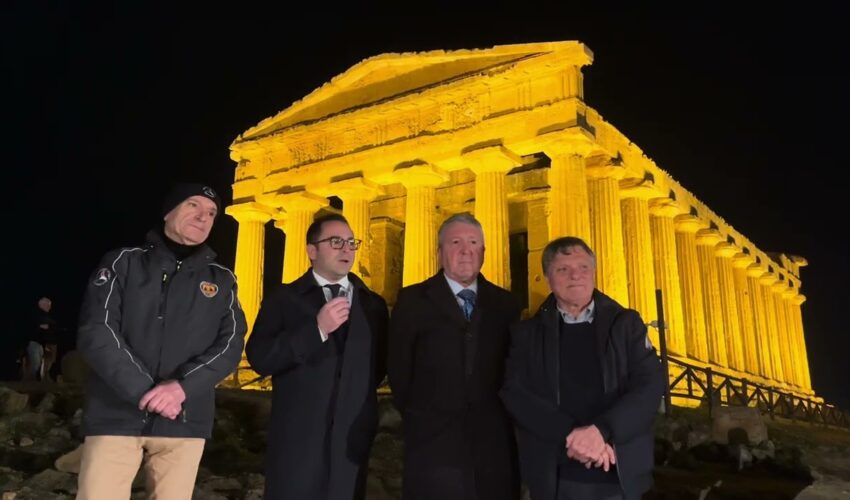 Sul Tripode dell’Amicizia arde la fiamma d’auspicio della pace e della fratellanza tra i popoli. #MandorloinFiore2025